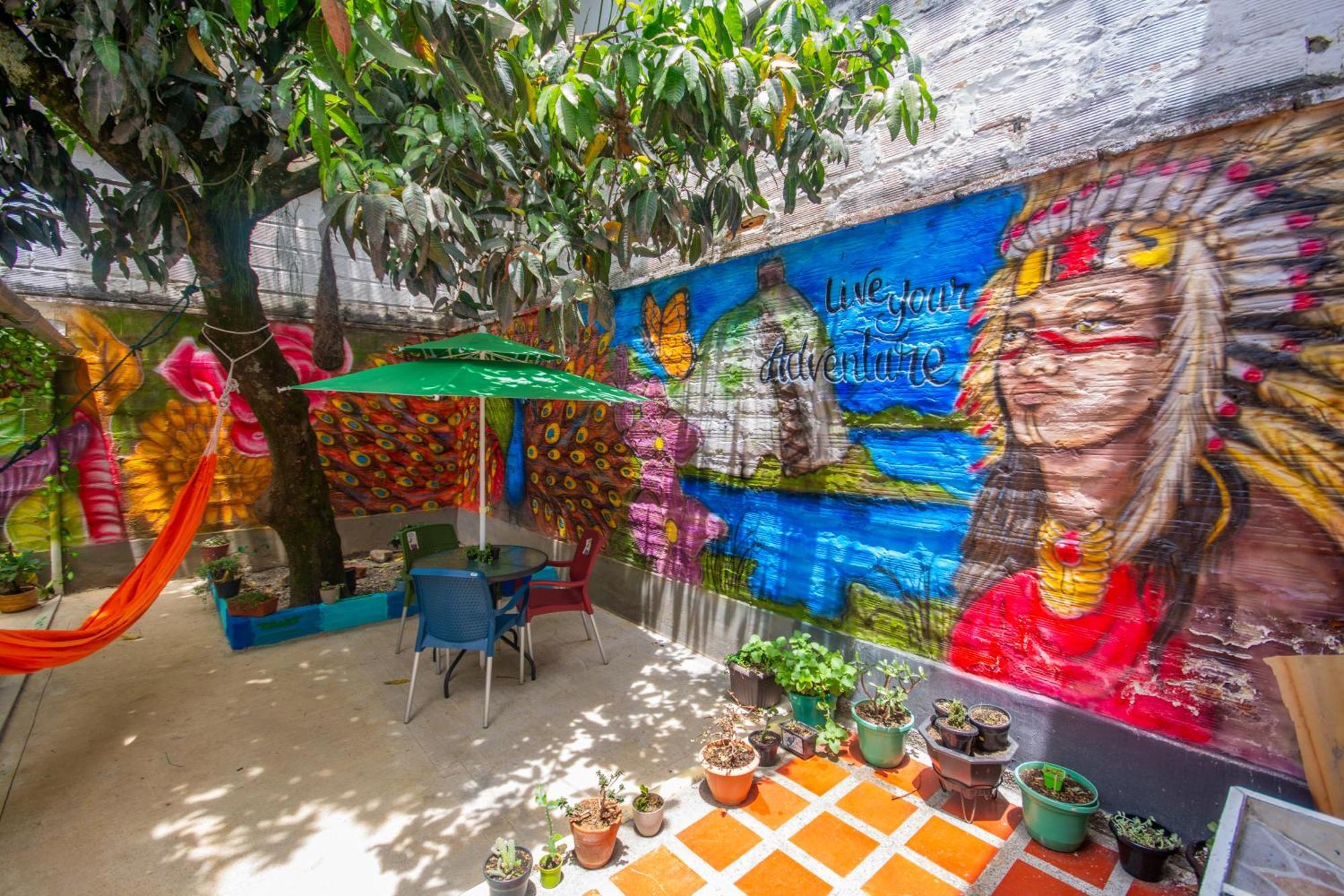 Blue Coast Hostal Medellín Esterno foto