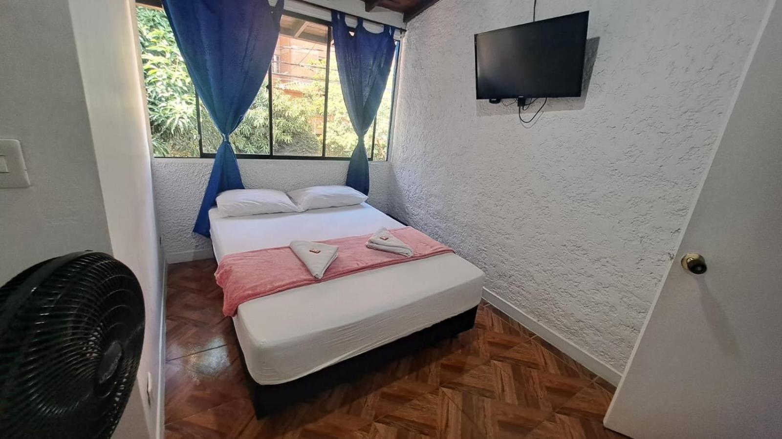 Blue Coast Hostal Medellín Esterno foto
